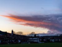 Rotleuchtender Wolkenstreifen am Abendhimmel über Aschau